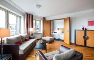 Uma área de estar em Lindner Hotel Frankfurt Main Plaza, part of JdV by Hyatt