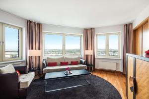 Uma área de estar em Lindner Hotel Frankfurt Main Plaza, part of JdV by Hyatt