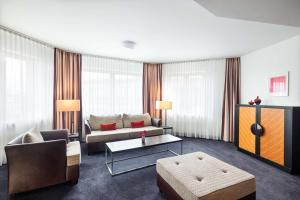 Uma área de estar em Lindner Hotel Frankfurt Main Plaza, part of JdV by Hyatt