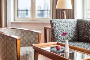 Uma área de estar em Lindner Hotel Frankfurt Main Plaza, part of JdV by Hyatt