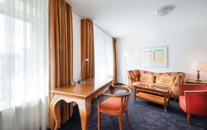 Uma área de estar em Lindner Hotel Frankfurt Main Plaza, part of JdV by Hyatt