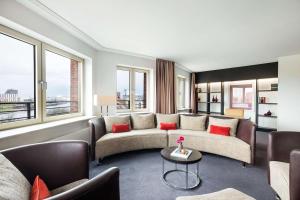 Uma área de estar em Lindner Hotel Frankfurt Main Plaza, part of JdV by Hyatt