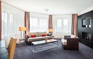 Uma área de estar em Lindner Hotel Frankfurt Main Plaza, part of JdV by Hyatt