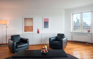 Uma área de estar em Lindner Hotel Frankfurt Main Plaza, part of JdV by Hyatt