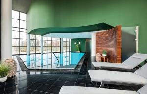 A piscina localizada em Lindner Hotel Frankfurt Main Plaza, part of JdV by Hyatt ou nos arredores