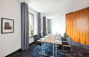 Área de negócios e/ou sala de conferências em Lindner Hotel Frankfurt Main Plaza, part of JdV by Hyatt mais 37 fotos
