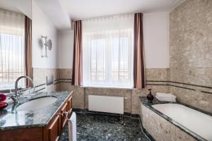 Um banheiro em Lindner Hotel Frankfurt Main Plaza, part of JdV by Hyatt