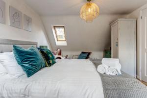 Una cama o camas en una habitación de Apple Tree Cottage