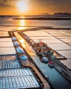 eine Luftansicht eines Yachthafens bei Sonnenuntergang in der Unterkunft Da Maria Casa Vacanze in Marsala