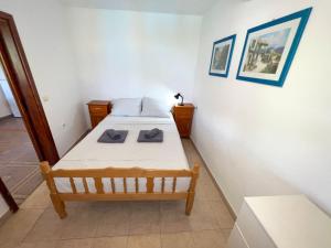a small bedroom with two beds in a room at Robinson Ina 2 in Selca kod Bogomolja