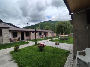 Vista generica sulle montagne o vista sulle montagne dall'interno dell'affittacamere