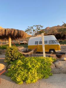 uma carrinha amarela e branca estacionada num parque de estacionamento em Ein Gedi Camp Lodge em Ein Gedi