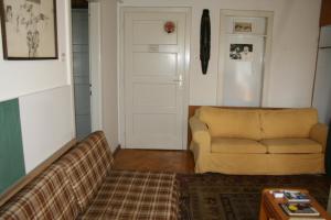 ein Wohnzimmer mit Sofa und Tür in der Unterkunft Downtown Gem Apartment in Sarajevo