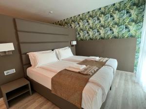 Postel nebo postele na pokoji v ubytování International Beach Hotel