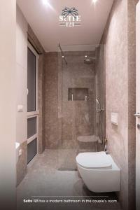 ein Bad mit einer Dusche, einem WC und einer Dusche in der Unterkunft Suite 121 - San Pietro in Durrës