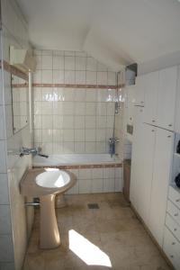 ein Badezimmer mit einem Waschbecken und einer Badewanne in der Unterkunft Downtown Gem Apartment in Sarajevo