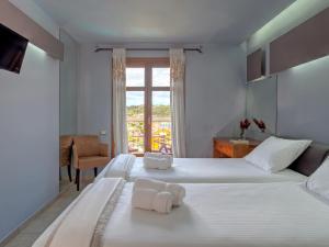 Кровать или кровати в номере Fiscardo Bay Hotel