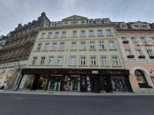 un grand bâtiment dans une rue avec un magasin dans l'établissement byt 69m2 na Trzni kolonáde, à Karlovy Vary