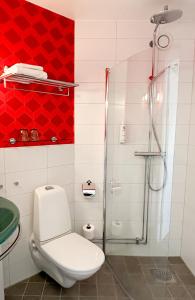 uma casa de banho com um WC e um chuveiro em Good Morning Örebro em Örebro