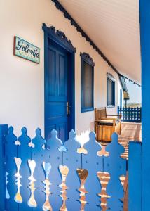 una puerta azul de una casa con jarrones delante de ella en Portita spre Delta en Jurilovca