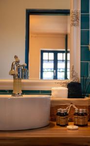 bagno con lavandino e specchio di Portita spre Delta a Vişina