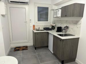 uma cozinha com um lavatório e uma bancada em Apart Nissa Bella Seafont / Promenade des Anglais em Nice