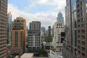 Courtyard by Marriott Bangkok في بانكوك: إطلالة على أفق المدينة مع مباني طويلة