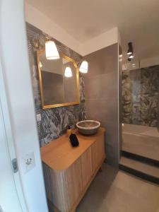 La salle de bains est pourvue d'un lavabo et d'une baignoire. dans l'établissement Elegante monolocale Elmas Cagliari, à Elmas