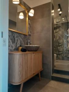 a bathroom with a sink and a bath tub at Elegante monolocale Elmas Cagliari in Elmas