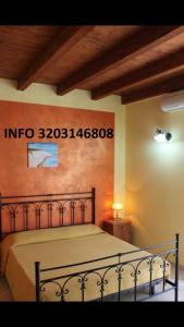 una camera da letto con un cartello sul muro di Camere A Chiazza Realmonte a Realmonte