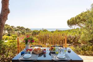 niebieski stół z owocami i warzywami na patio w obiekcie L'Olivier mobil-home climatisé avec une vue mer exceptionnelle w Hyères