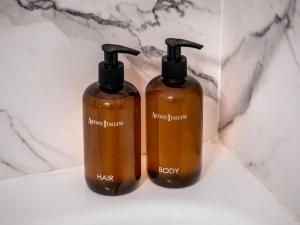 Secret Aktis by BluPine في أثينا: زجاجتان من الصابون موضوعتان فوق طاولة +31 صورة