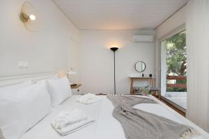 Secret Aktis by BluPine في أثينا: غرفة نوم بيضاء مع سرير أبيض ونافذة