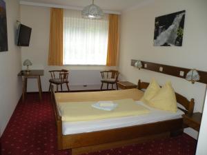 A bed or beds in a room at Stiegenwirt