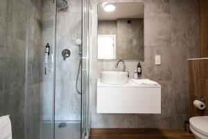 un bagno con lavandino e doccia di Apartamenty na Wydmach a Pobierowo Altre 27 foto
