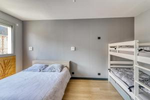 - une chambre avec 2 lits superposés et une fenêtre dans l'établissement Résidence des Postes 1, à Dompierre-sur-Besbre