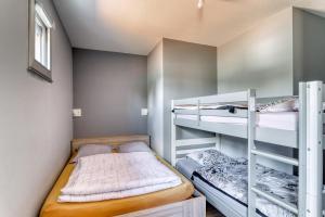 Cette chambre dispose de lits superposés et de 2 lits superposés. dans l'établissement Résidence des Postes 2, à Dompierre-sur-Besbre