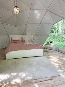 ein Schlafzimmer mit einem Bett in einem Zelt in der Unterkunft Hiiumaa Tiglu in Hiiumaa