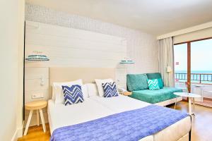 Кровать или кровати в номере Leonardo Royal Hotel Ibiza Santa Eulalia