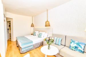 Кровать или кровати в номере Leonardo Royal Hotel Ibiza Santa Eulalia