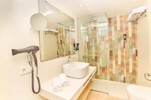 Ванная комната в Leonardo Royal Hotel Ibiza Santa Eulalia