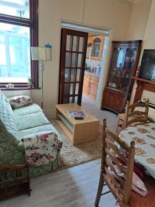 ein Wohnzimmer mit Sofa und Tisch in der Unterkunft Luxury super double bedroom London Seven Kings Train station in Seven Kings