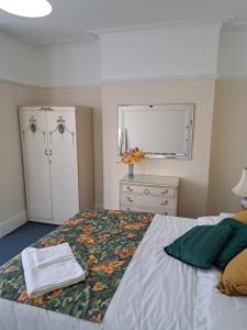 um quarto com uma cama, uma cómoda e uma janela em Luxury super double bedroom London Seven Kings Train station em Seven Kings