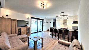 un salon et une cuisine avec un canapé et une table dans l'établissement Villa Liptovská Mara, à Liptovská Anna