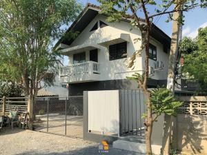 a white house with a fence in front of it at Arasa House by G Living -6mins MRT Klong Bang Phai in Ban Khung Taphao