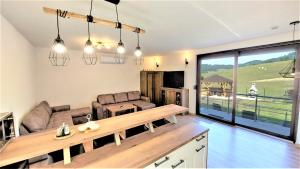 un salon avec une table et un canapé dans l'établissement Villa Liptovská Mara, à Liptovská Anna