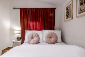 Un dormitorio con una cama con almohadas rosas. en Lovely Flat with Terrace on Istiklal Street en Estambul