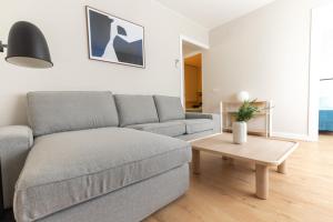 salon z kanapą i stołem w obiekcie Atica Apartments - by Weflating w Barcelonie