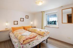 um quarto com uma cama e uma janela em Casa Valentina em Livigno