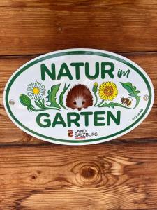 a sign that says nirir garden on a wooden wall at Zur lieben Sonne in Filzmoos